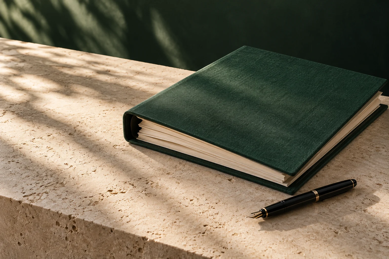 Рабочий стол с юридическими книгами и документами